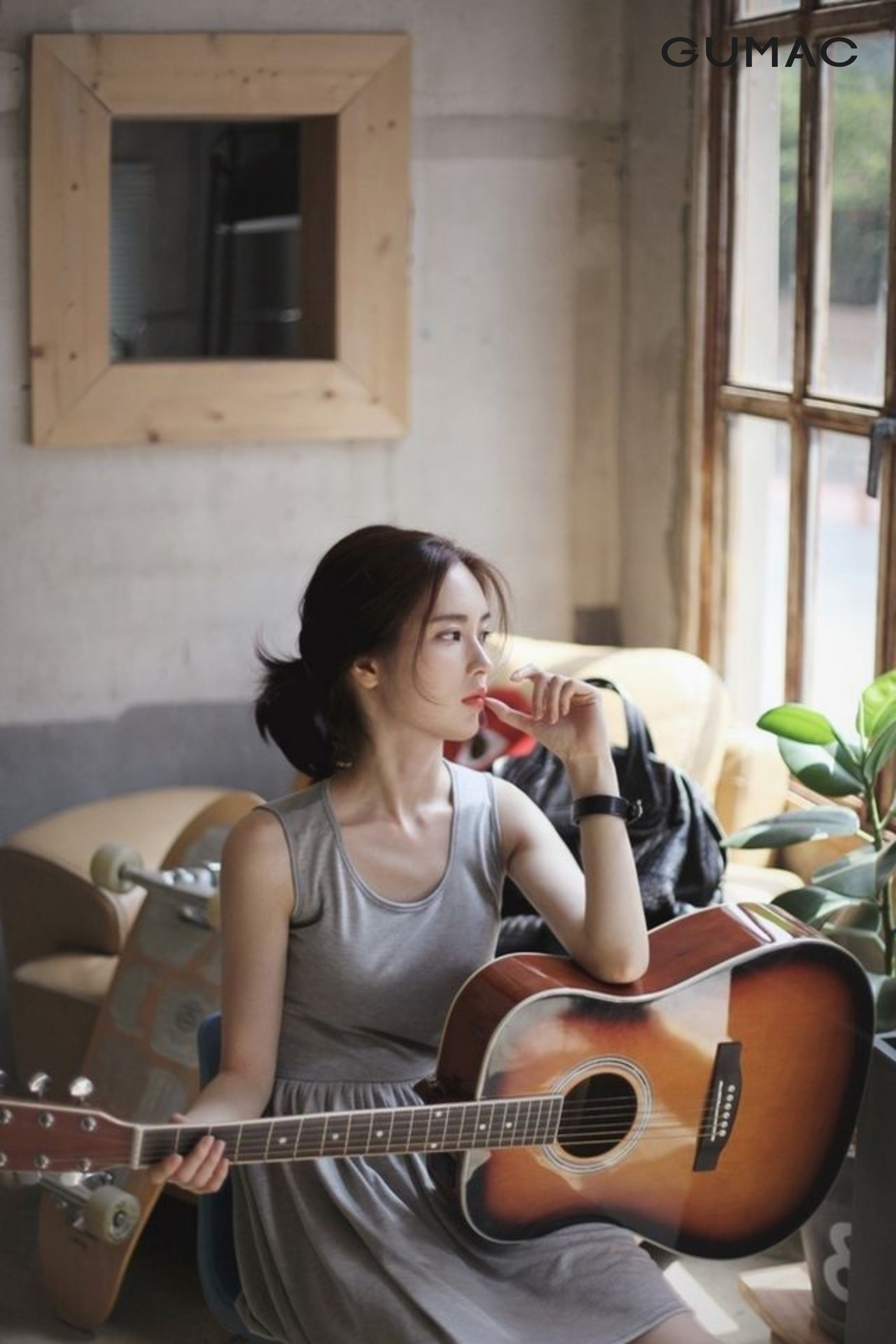 tao dang chup anh trong nha voi guitar