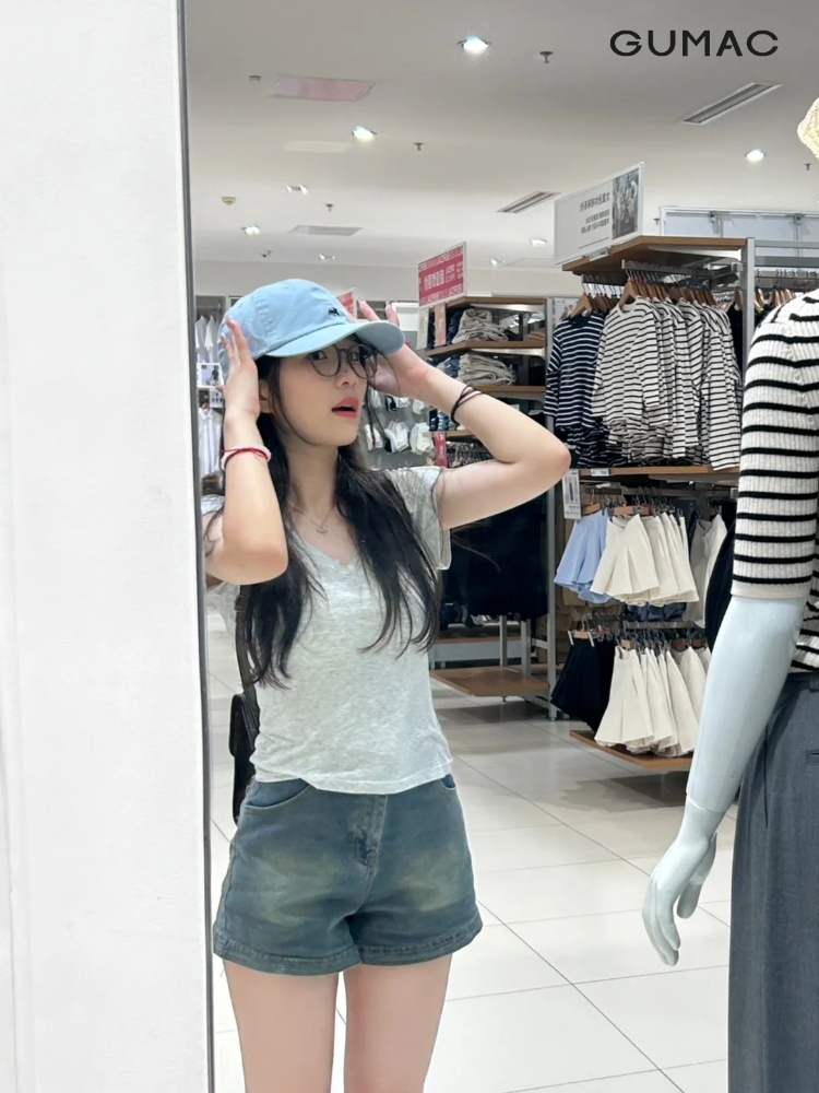 tao dang chup anh truoc guong voi mu luoi trai