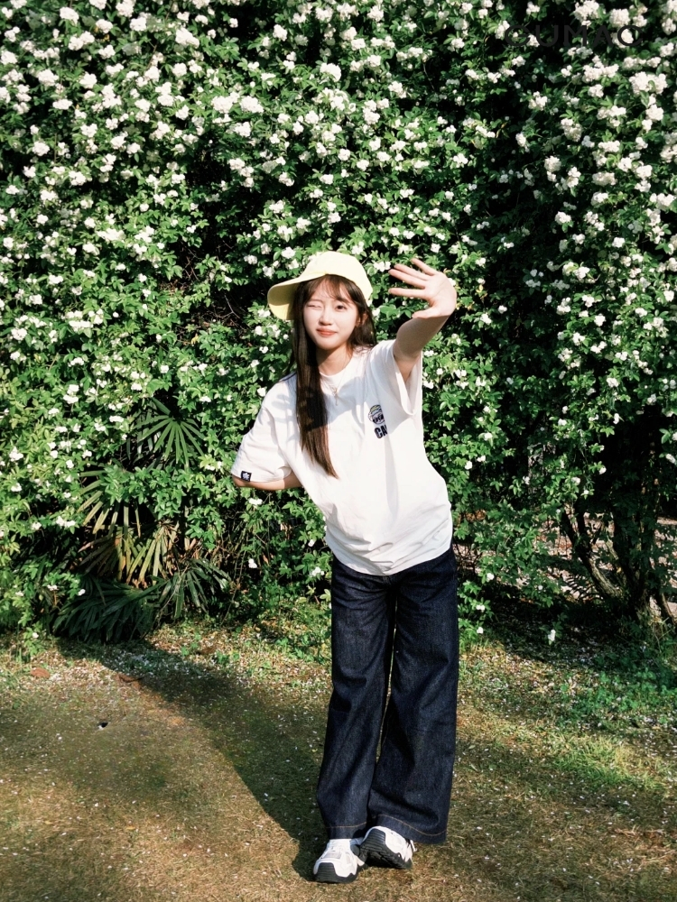dang chup anh dung nhin bau troi chat