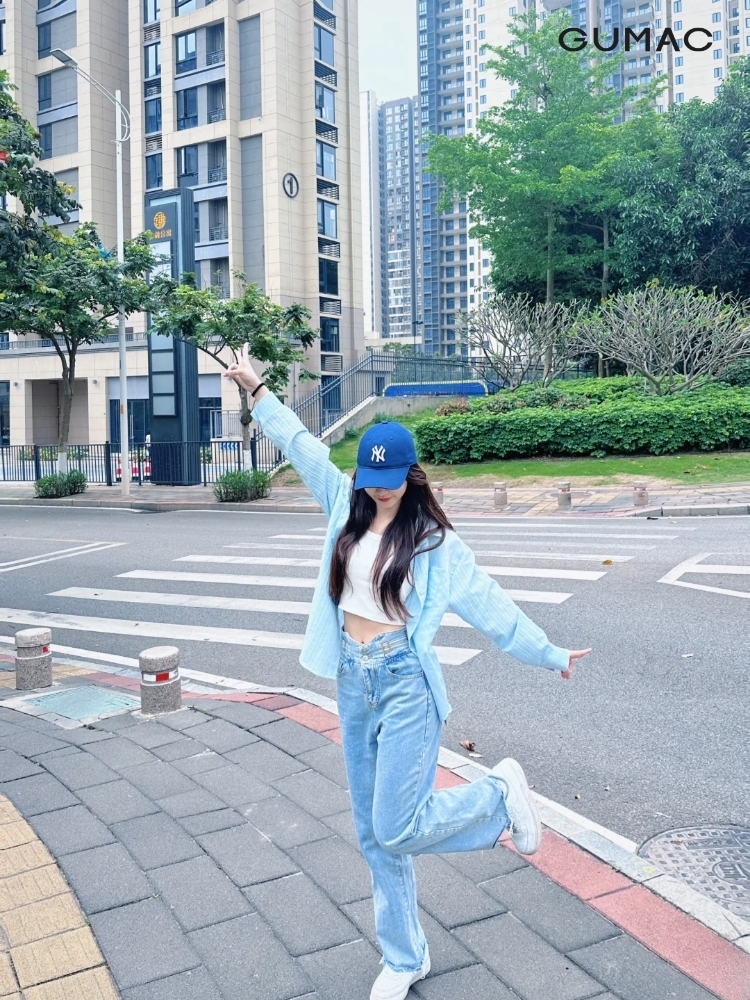 dang dung hinh chu h chup anh voi mu luoi trai
