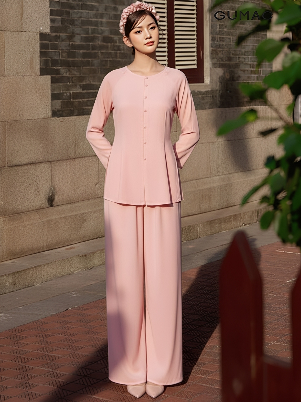 tao dang voi ao ba ba giau tay ra sau mat huong len tren
