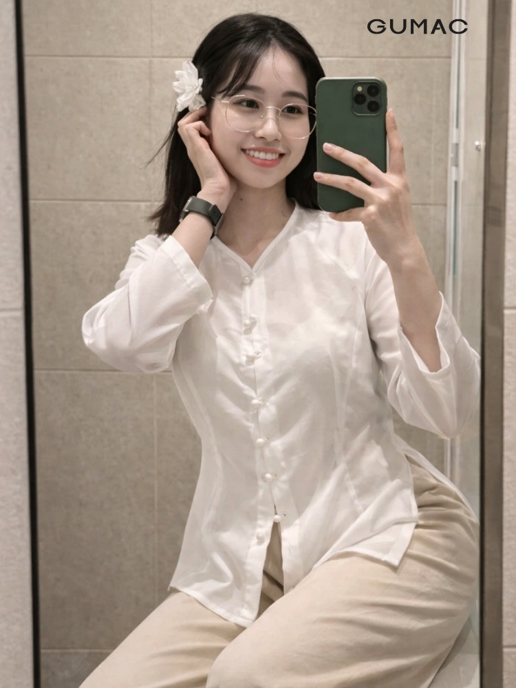 tao dang chup anh truoc guong voi ao ba ba