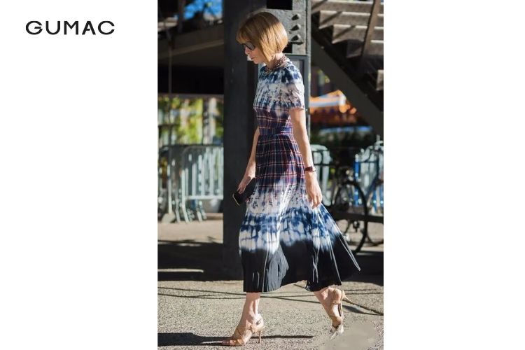 Váy đầm hoạ tiết tie dye cùng giày cao gót