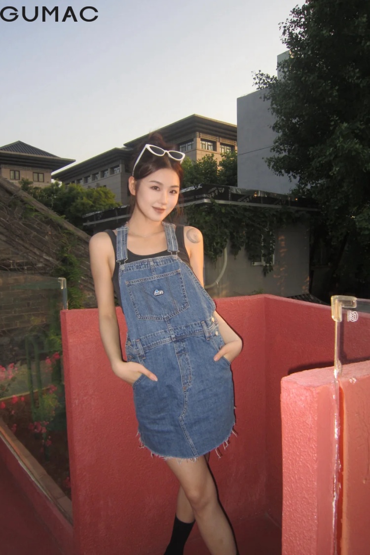 Váy yếm bò mặc cùng áo croptop năng động