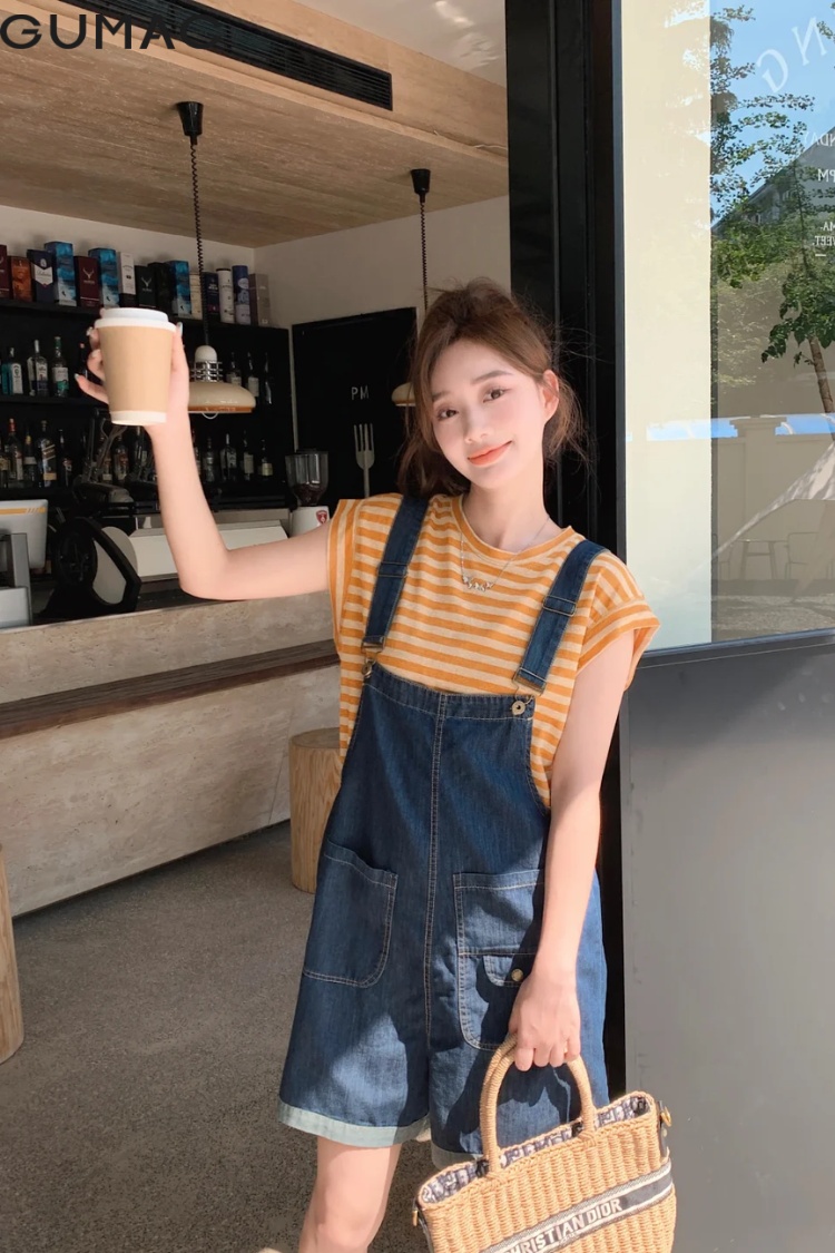 Phối cùng với áo kẻ trẻ trung