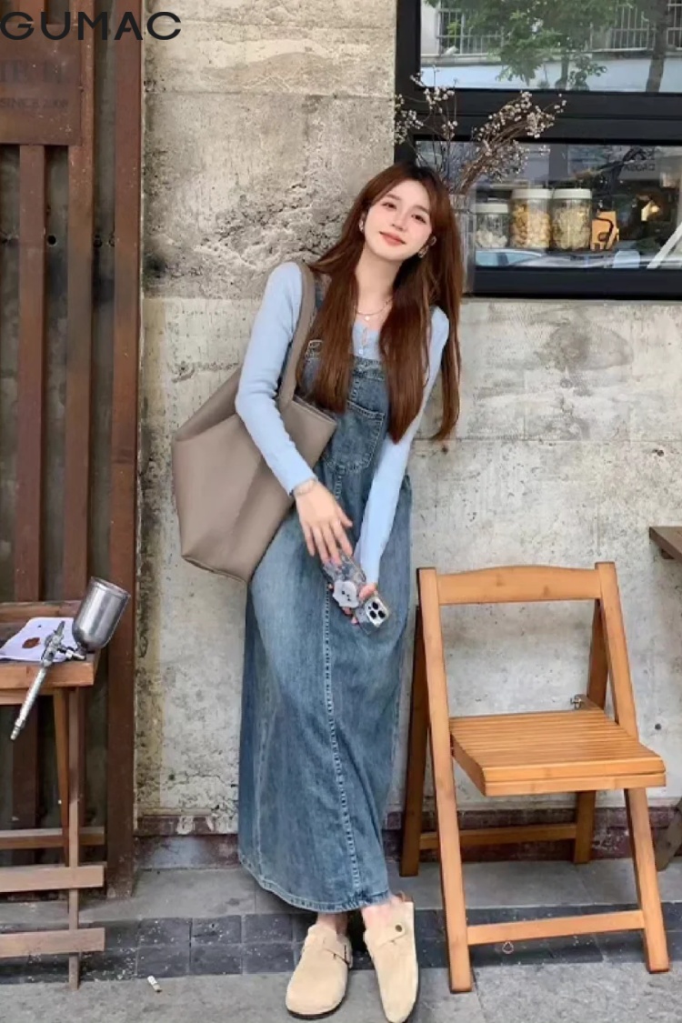 Mặc áo thun dài tay bên trong yếm jean