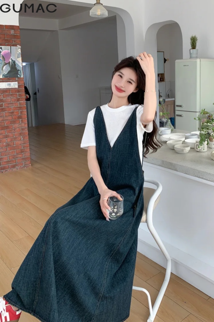 Váy yếm bò mặc với áo thun trắng