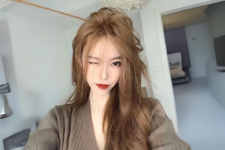 nu nhuom toc mau nau lanh anh vang